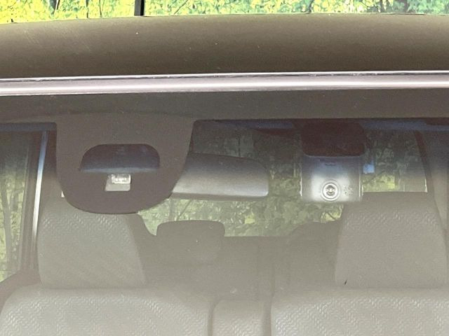 【シティブレーキアクティブシステム】低速走行中に前方の車両等を認識し、衝突しそうな時は警報とブレーキで衝突回避と被害軽減をアシスト。より安全にドライブをお楽しみいただけます。