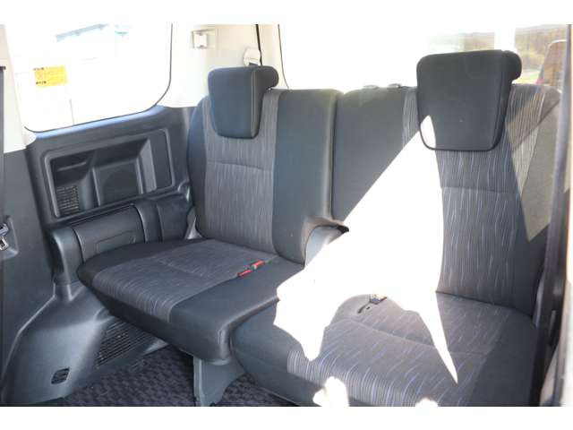 サードシートもあり人数が増えても乗車可能です♪