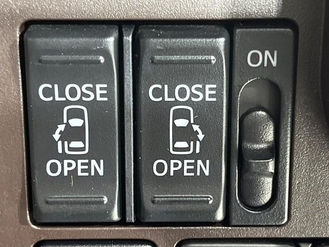 【両側パワースライドドア】スマートキーや運転席のスイッチで後席両側スライドドアの開閉が可能♪電動だから力を入れてドアを開ける必要が無く、小さなお子様でも簡単に開け閉めでき快適です♪