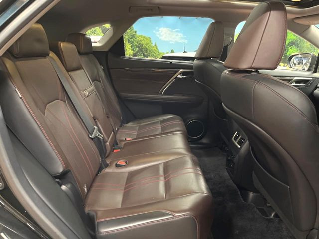 後部座席も気になるようなキズ・汚れやへたり等、大きなダメージはなく、良好な状態です。