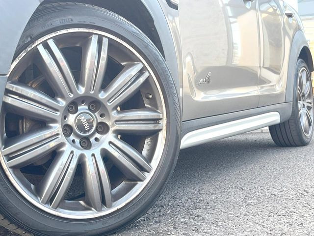 ●純正19インチアルミホイール:輸入車ならではの卓越した走りを支えるホイールと足回りです!日本車の走りに慣れている方にもぜひ体感して頂きたいほど、高いレベルでまとまっています!