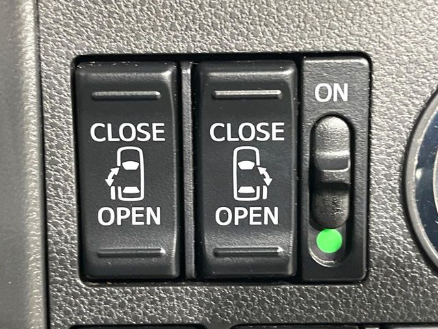 【両側パワースライドドア】スマートキーや運転席のスイッチで後席両側スライドドアの開閉が可能♪電動だから力を入れてドアを開ける必要が無く、小さなお子様でも簡単に開け閉めでき快適です♪