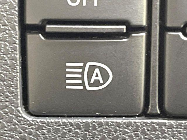 【アダプティブハイビーム】遠くまで明るく照らすハイビームを先行車や対向車に照射しない様、自動で調整!毎回手動で切り替える必要がなく、夜間走行時のストレスも軽減。安全性向上にも寄与します。