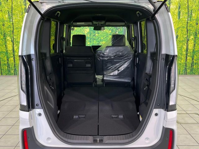 普段のお買い物や通勤、送迎等に十分な荷室スペースを確保しております。セカンドシートを倒すと、大きな荷物の積載も可能です♪