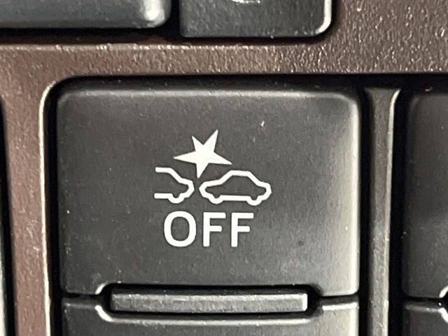 【スマートアシスト】走行中に前方の車両等を認識し、衝突しそうな時は警報とブレーキで衝突回避と被害軽減をアシスト。より安全にドライブをお楽しみいただけます。