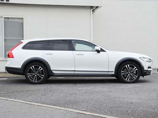 【消耗部品7品目の新品交換】エンジンオイル、オイルフィルター、メインバッテリー、前後ワイパーゴム、ブレーキフルード、冷却水、エアコンフィルターを新品交換します。