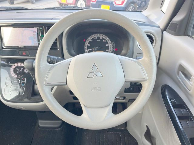 �C���e���A�ɍ��킹���f�U�C���̃X�e�A�����O�́A�^�]�������̂��Ƃ��l���A�^�]���₷���`��A�傫���ł��B�����x�A���ۂɐG���Ă��m���߂��������B