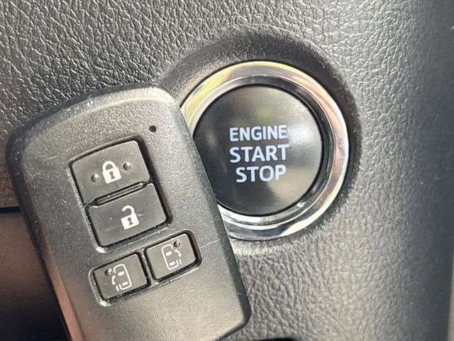 【スマートキー】カバンやポケットに入れたままでもドアの施錠・解錠が可能なスマートキーを装備。エンジンのオン・オフ時もカギを取り出す必要が無いからとっても便利です♪