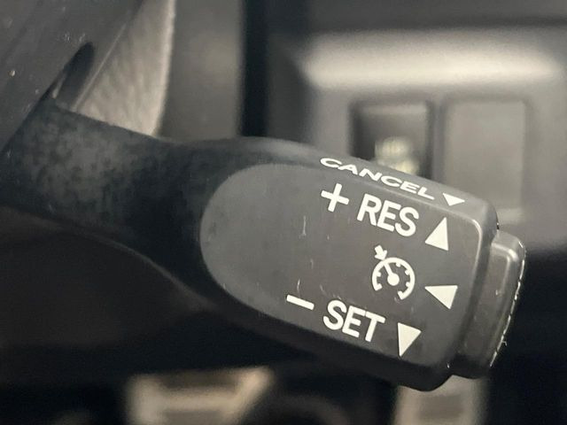 【クルーズコントロール】高速道路もラクラク走行。アクセルを離しても一定速度で走行ができ、長距離運転時の負担を軽減!加速・減速も簡単なスイッチ操作で調整できます。