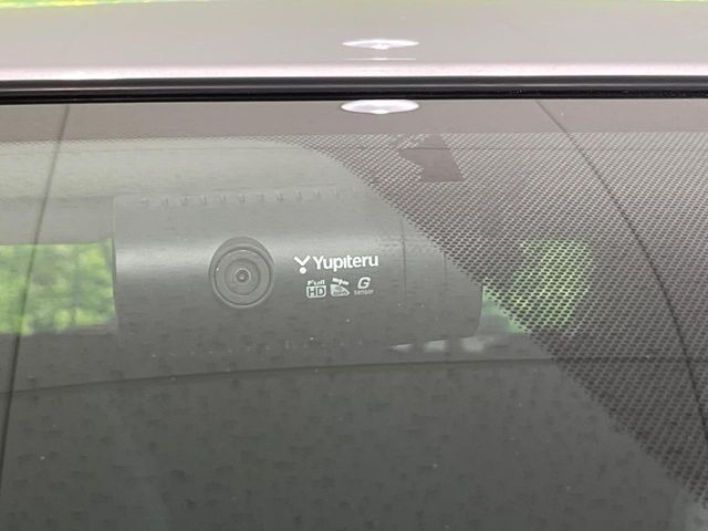 【ドライブレコーダー】安心・安全なカーライフに必須のドライブレコーダーを装備!走行中はもちろん、あおり運転や事故に遭遇した際の状況も映像で記録し、万一のリスクに備えます。