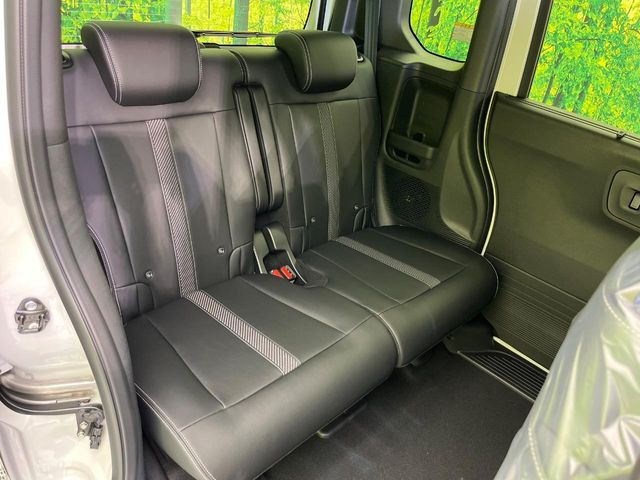 後部座席も気になるようなキズ・汚れやへたり等、大きなダメージはなく、良好な状態です。