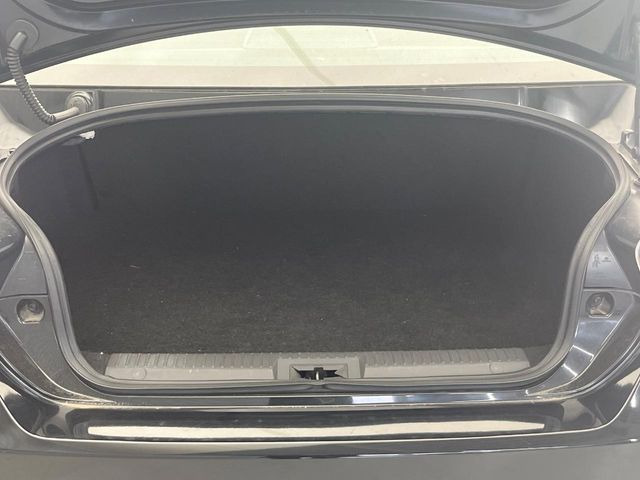 積み下ろしのしやすいデッキにはたっぷりと荷物を積み込んでいただけます。遊びから仕事まで、様々なシーンで頼れます♪