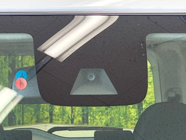 【インテリジェントエマージェンシーブレーキ】フロントカメラで前方の車両や歩行者を検知。衝突しそうな時は衝突被害軽減ブレーキが作動、衝突回避をサポート。より安全にドライブをお楽しみいただけます。