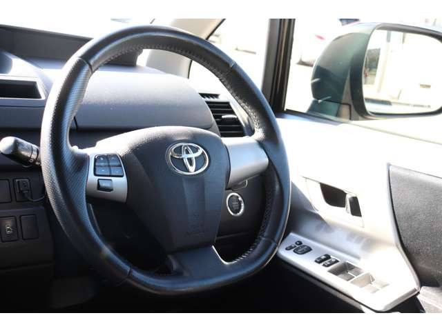 よく触れるステアリングは傷も少なく綺麗な状態です!