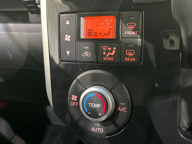 【オートエアコン】一度お好みの温度に設定すれば、車内の温度を検知し風量や温度を自動で調整。暑い…寒い…と何度もスイッチ操作をする必要はありません。快適な車内空間には必須の機能ですね♪