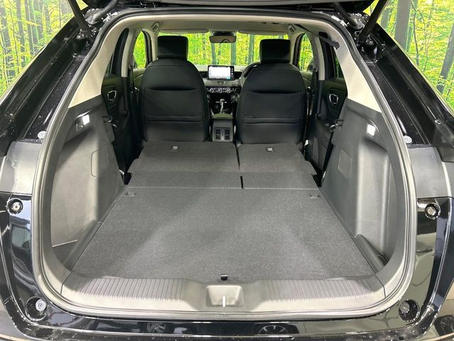 ���i�̂���������ʋ΁A���}���ɏ\���ȉ׎��X�y�[�X���m�ۂ��Ă���܂��B�Z�J���h�V�[�g��|���ƁA�傫�ȉו��̐ύڂ��\�ł���