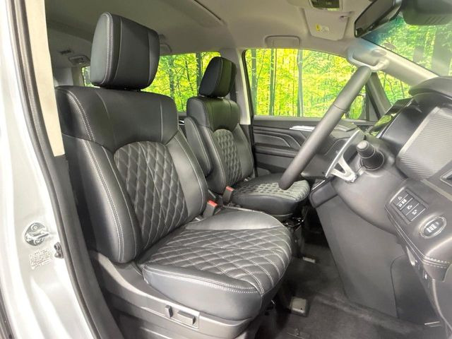 【合皮レザーシート】汚れのふき取りが容易でメンテナンスもが簡単な、機能性に優れる合成皮革を採用した上質なシートです。座り心地もよく、高級感あふれる心地良い車内空間を演出してくれます。