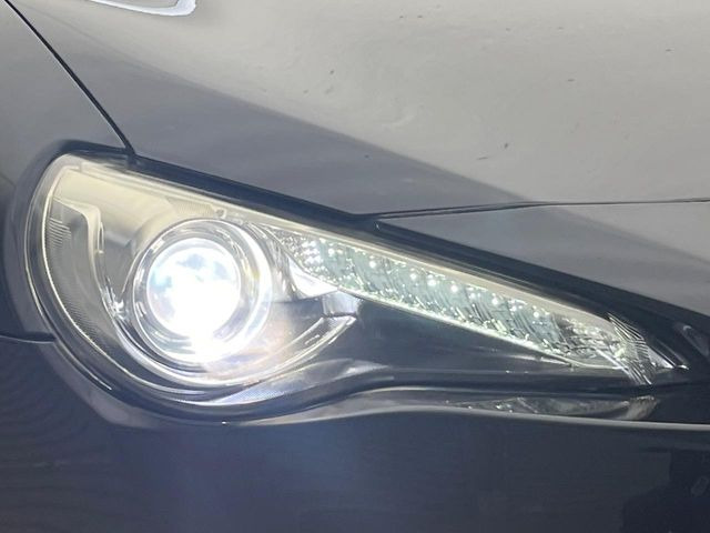 【HIDヘッドライト】非常に明るく前方を照らしてくれるので、悪天候や夜間の走行時も視界良好で安心してお乗りいただけます。