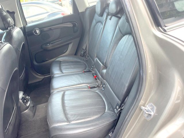 ●後部座席も気になるようなキズ・汚れやへたり等、大きなダメージはなく、良好な状態です。