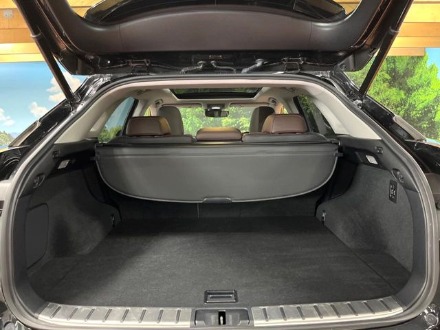 ラゲッジルームは、大容量のスペースを確保。普段のお買い物からレジャーまで、幅広く活躍してくれます!また、リアシートを倒すことでバリエーション豊かにお使いいただけます。