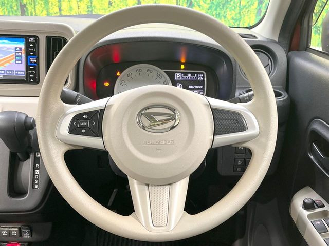 インテリアに合わせたデザインのステアリングは、運転される方のことも考え、運転しやすい形状、大きさです。是非一度、実際に触ってお確かめください。