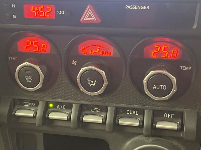 【左右独立型フルオートエアコン】運転席と助手席でそれぞれお好みの温度に設定可能。同乗者にも配慮した、快適な空調をお届け致します。