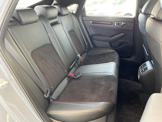 広々とした2列目シートは居住性が高く、居心地も快適!友達や家族とのお出かけにぴったりです。ベビーシートやチャイルドシート使用時も快適にお過ごしいただける十分な空間を確保しています。