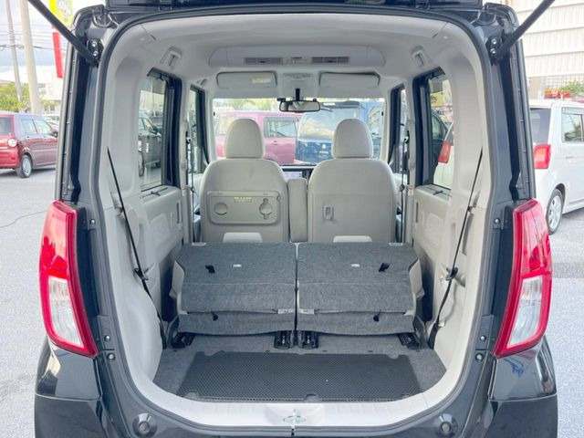 ���i�̂���������ʋ΁A���}���ɏ\���ȉ׎��X�y�[�X���m�ۂ��Ă���܂��B�Z�J���h�V�[�g��|���ƁA�傫�ȉו��̐ύڂ��\�ł���