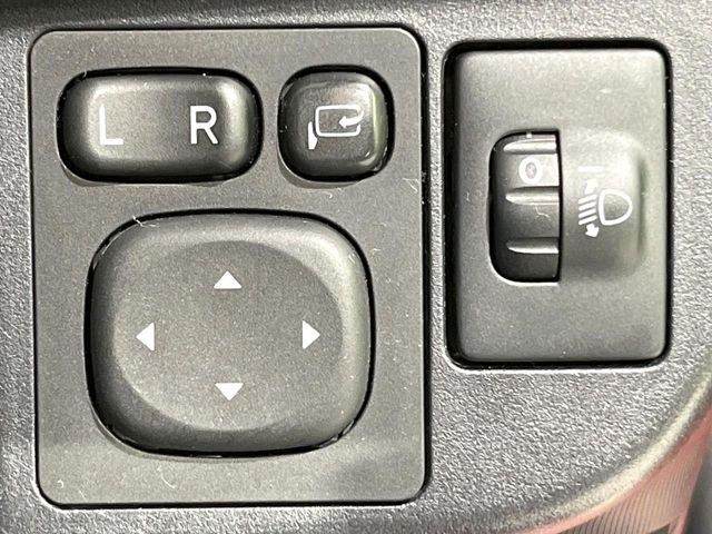 �y�d���i�[�~���[�z�T�C�h�~���[�͓d���i�[���ƂȂ��Ă���A�������ԏ�ł��L�Y�������X�N��}�����܂��B