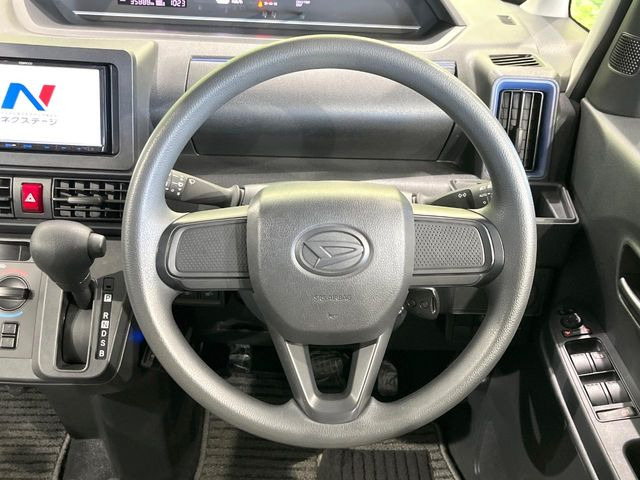 �C���e���A�ɍ��킹���f�U�C���̃X�e�A�����O�́A�^�]�������̂��Ƃ��l���A�^�]���₷���`��A�傫���ł��B�����x�A���ۂɐG���Ă��m���߂��������B