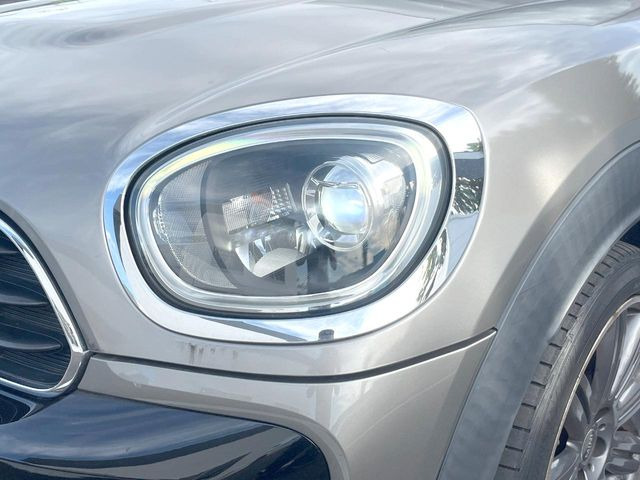 ●LEDヘッドライト:夜間走行時も良好な視界を確保し安心して運転できる高輝度LEDヘッドライトを装備!点灯速度が早く、消費電力も抑えられています。