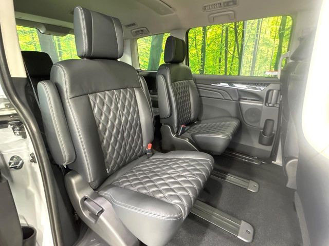 二列目中央はウォークスルーとなっております。二列目と三列目の移動や乗り降りがとっても楽になるので、乗り降りの際もストレスを感じることはありません♪