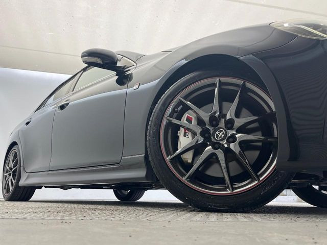 【純正オプション19インチアルミホイール】純正オプションホイールを装着。走行性能の向上に加え、外観もよりスタイリッシュになっています。