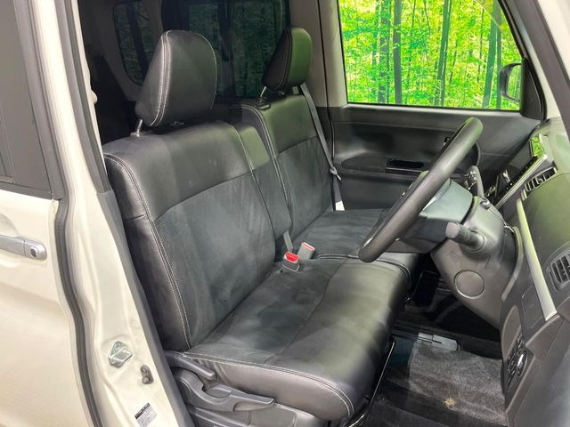 【ハーフレザーシート】高級感と座り心地を両立した人気のシート♪背面・座面のファブリック素材は、通気性の良さや滑りにくさに優れています。気温や服装に左右されず快適にお乗りいただけます。