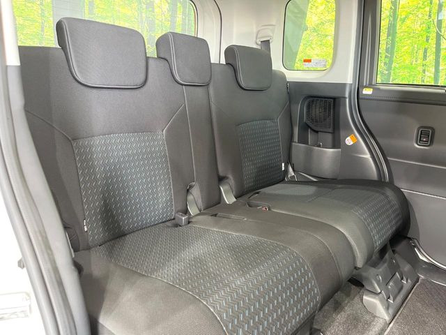後部座席も気になるようなキズ・汚れやへたり等、大きなダメージはなく、良好な状態です。