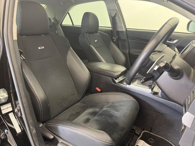 運転席まわりには十分なスペースがあり、大柄な方でもゆったり運転していただける環境です。