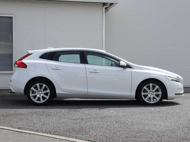 【消耗部品7品目の新品交換】エンジンオイル、オイルフィルター、メインバッテリー、前後ワイパーゴム、ブレーキフルード、冷却水、エアコンフィルターを新品交換します。