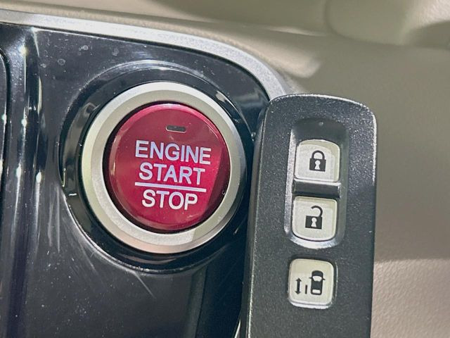 �yHonda�X�}�[�g�L�[�z�J�o����|�P�b�g�ɓ��ꂽ�܂܂ł��h�A�̎{���E�������\�ȃX�}�[�g�L�[�𑕔��B�G���W���̃I���E�I�t�����J�M�����o���K�v����������Ƃ��Ă��֗��ł���