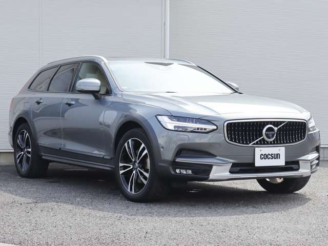 【最大91項目の点検整備】ボルボに精通した整備士が、車両の状態について最大91項目に及ぶチェック基準で厳密な点検整備を実施します。納車時には点検整備内容を記録した点検整備記録簿をお渡しします。