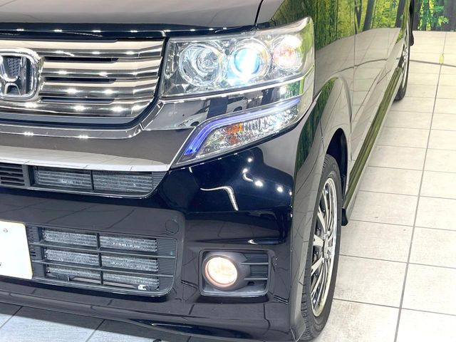 【HIDヘッドライト】非常に明るく前方を照らしてくれるので、悪天候や夜間の走行時も視界良好で安心してお乗りいただけます。