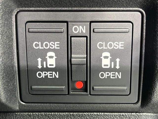 【両側パワースライドドア】スマートキーや運転席のスイッチで後席両側スライドドアの開閉が可能♪電動だから力を入れてドアを開ける必要が無く、小さなお子様でも簡単に開け閉めでき快適です♪