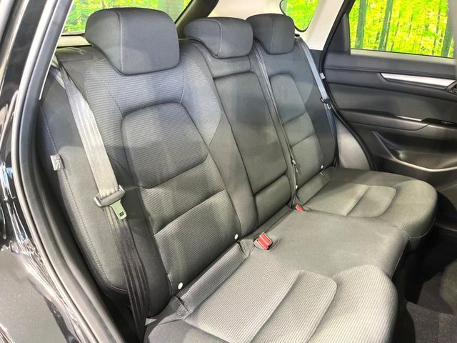 後部座席も気になるようなキズ・汚れやへたり等、大きなダメージはなく、良好な状態です。