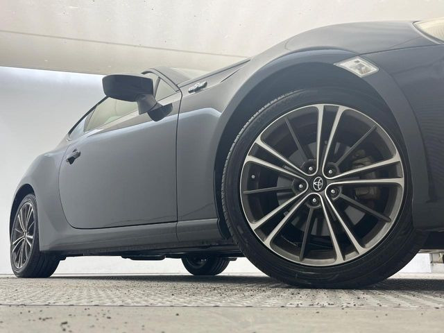 【純正17インチアルミホイール】外観にマッチした純正アルミホイールを装着しております。各種社外アルミホイールや、スタッドレスタイヤも取扱いしております。是非ご相談ください♪