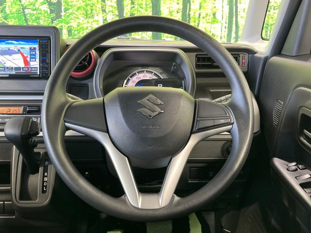 �C���e���A�ɍ��킹���f�U�C���̃X�e�A�����O�́A�^�]�������̂��Ƃ��l���A�^�]���₷���`��A�傫���ł��B�����x�A���ۂɐG���Ă��m���߂��������B