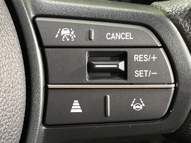 【アダプティブクルーズコントロール】高速道路での長距離走行が楽に!!自動で速度を保つクルーズコントロールが、衝突軽減システムと連携し、前方の車両を感知して車間を保つように速度調節してくれます!!