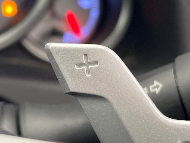 【パドルシフト】ハンドルから手を離さずに素早くシフトアップ&ダウンができるので、エンジンブレーキを使う下り坂や高速道路の合流で加速したい場面で役立ちます。