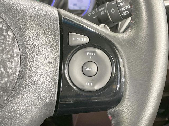 【クルーズコントロール】高速道路もラクラク走行。アクセルを離しても一定速度で走行ができ、長距離運転時の負担を軽減!加速・減速も簡単なスイッチ操作で調整できます。