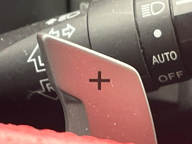 【パドルシフト】ハンドルから手を離さずに素早くシフトアップ&ダウンができるので、エンジンブレーキを使う下り坂や高速道路の合流で加速したい場面で役立ちます。