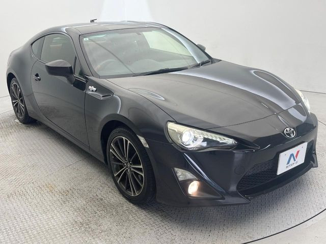 高透明度のガラス皮膜で撥水はもちろん、上質なツヤ・光沢を実現。紫外線や酸性雨から大切な愛車を保護し、色あせ・劣化を防止。「弾スプラッシュコート」、「弾プリミッサコート」からお選びいただけます。