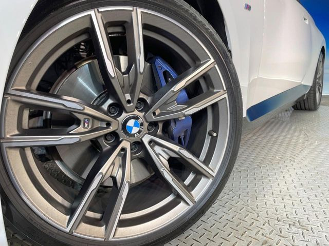 ●純正19インチアルミホイール:輸入車ならではの卓越した走りを支えるホイールと足回りです!日本車の走りに慣れている方にもぜひ体感して頂きたいほど、高いレベルでまとまっています!